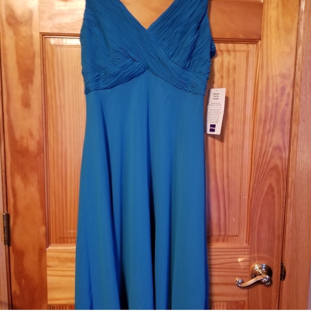 Jones wear v-neck dress